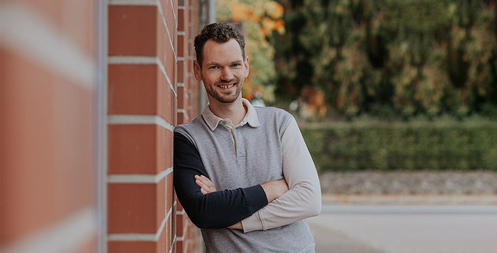 qtec group | Timo Bohnhoff guckt in die Kamera| qtec-group